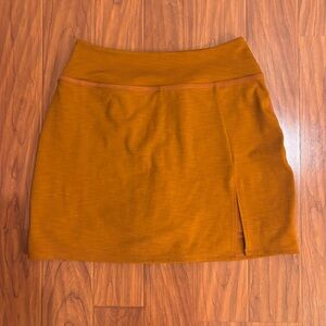 Beyond Yoga Heather Rib Hold Court Skirt Womens Medium Burnt Orange Shorts